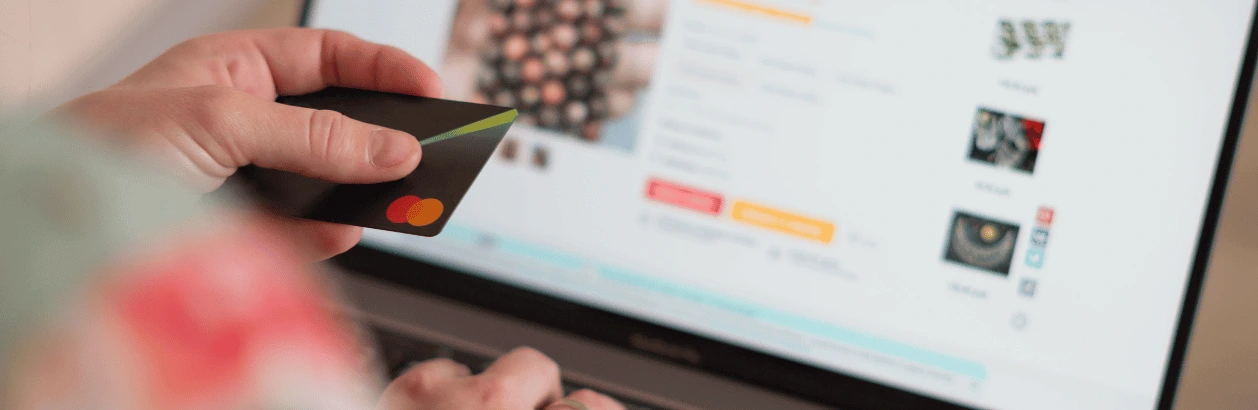 e-ticaret alışverişi yapan kişi